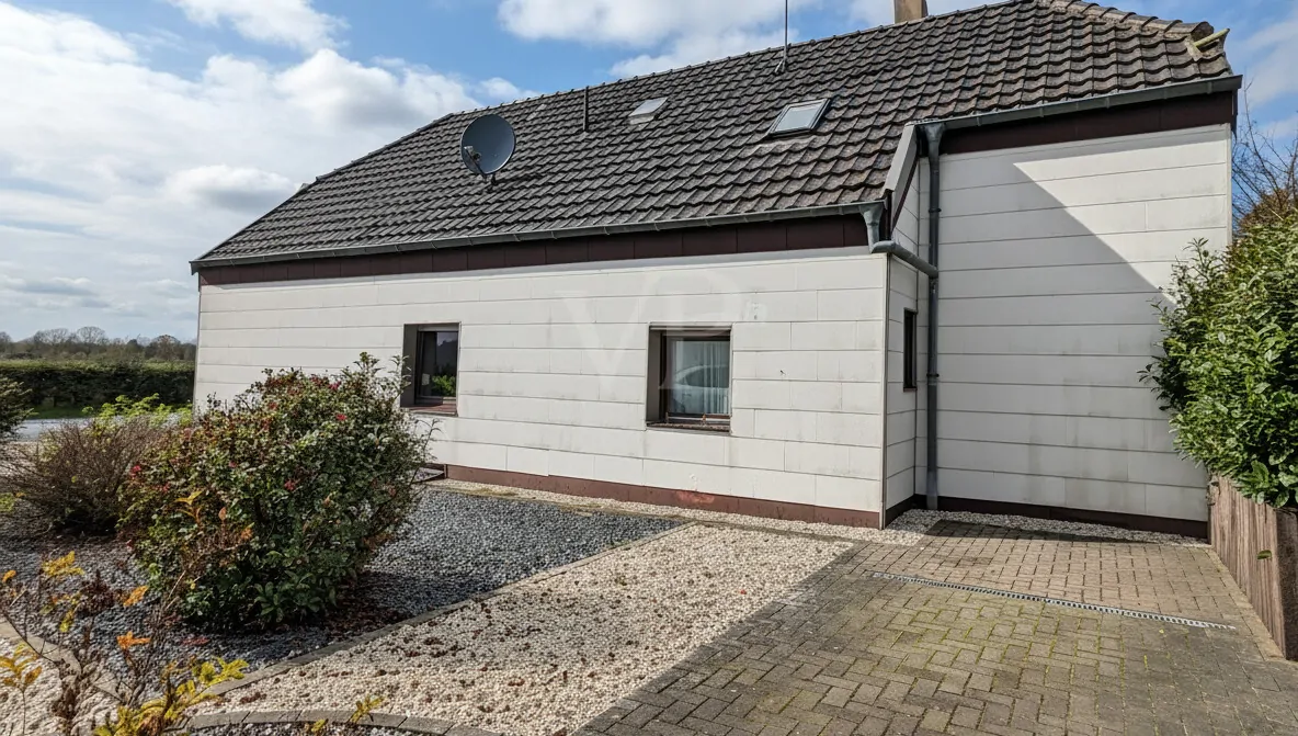 Ansicht seitlich mit Stellplätzen