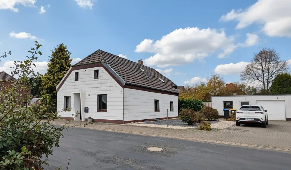 Außenansicht mit Garage und Stellplätzen