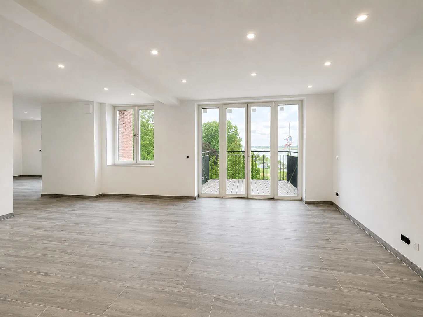 Wohnzimmer mit Balkon