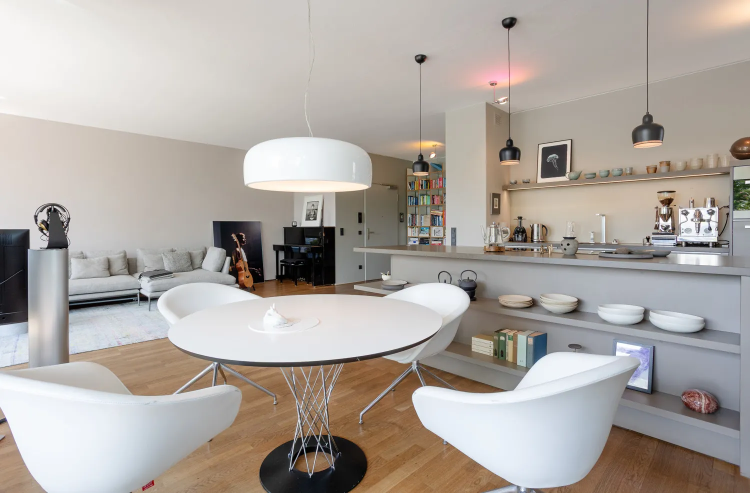 Luxuriously furnished apartment with views of the Main River and the Westhafen harbor, including underground parking space.