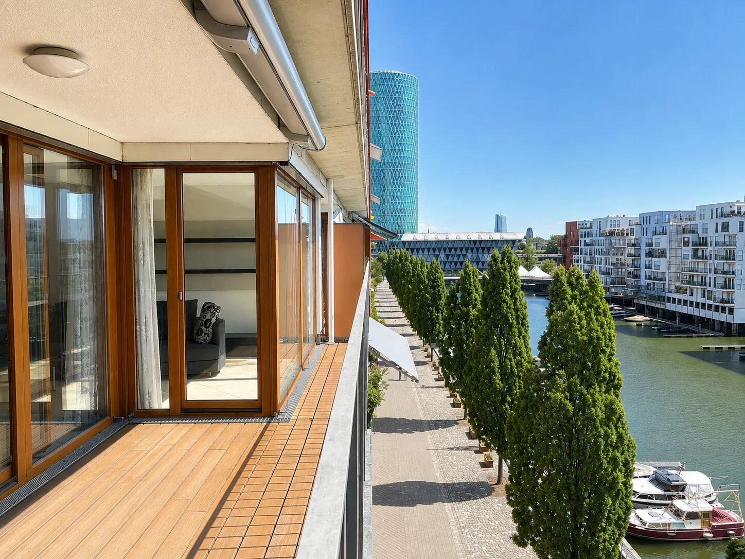 Loggia mit Markise Ansicht II