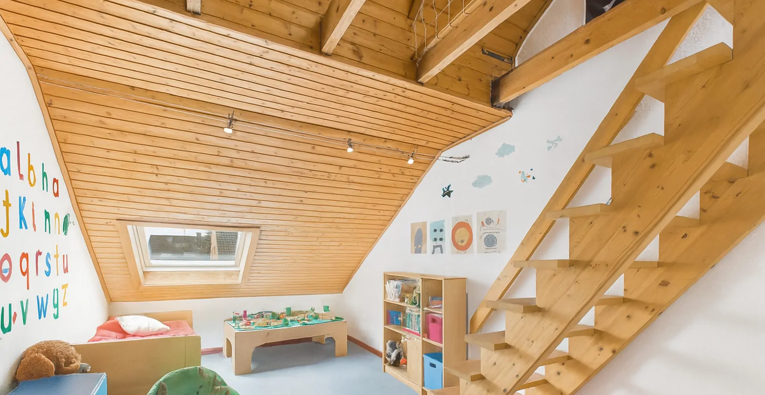Kinderzimmer mitr Aufgang zur Empore