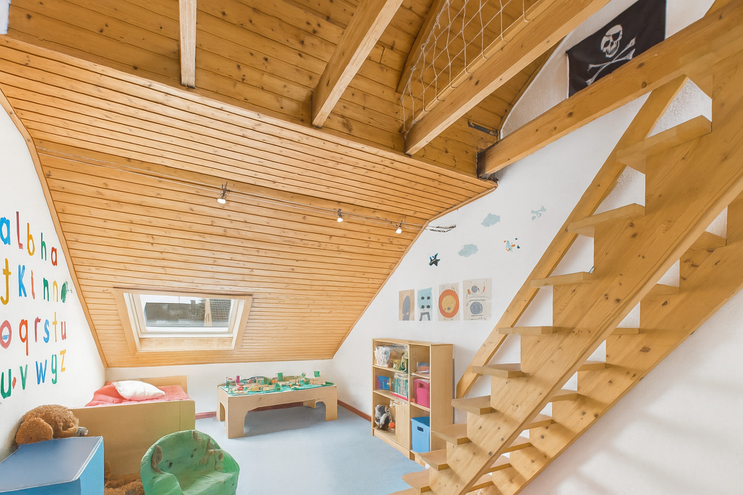 Kinderzimmer mitr Aufgang zur Empore