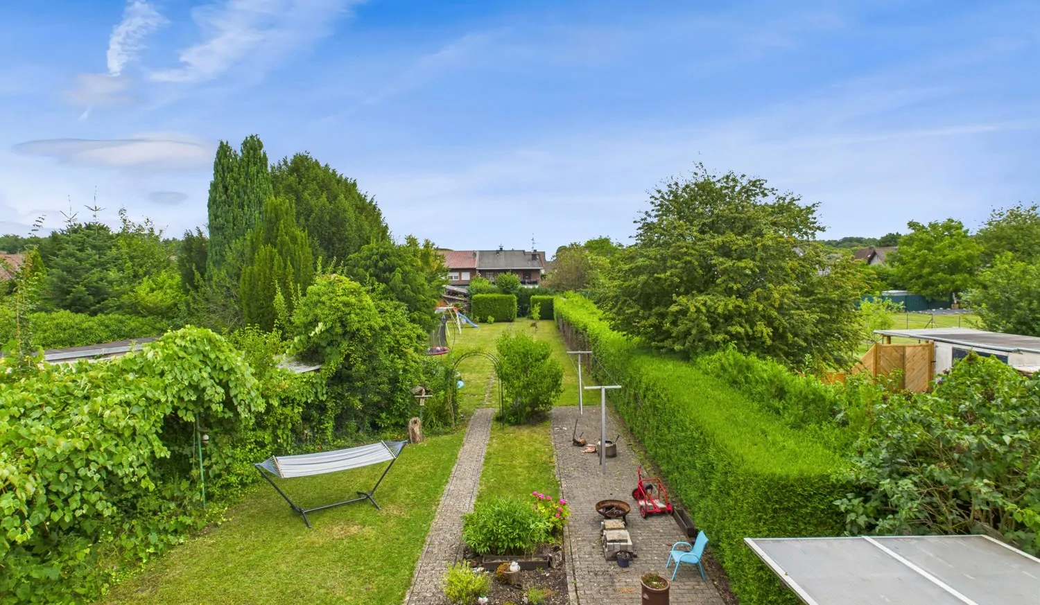 Blick vom Balkon in den Garten