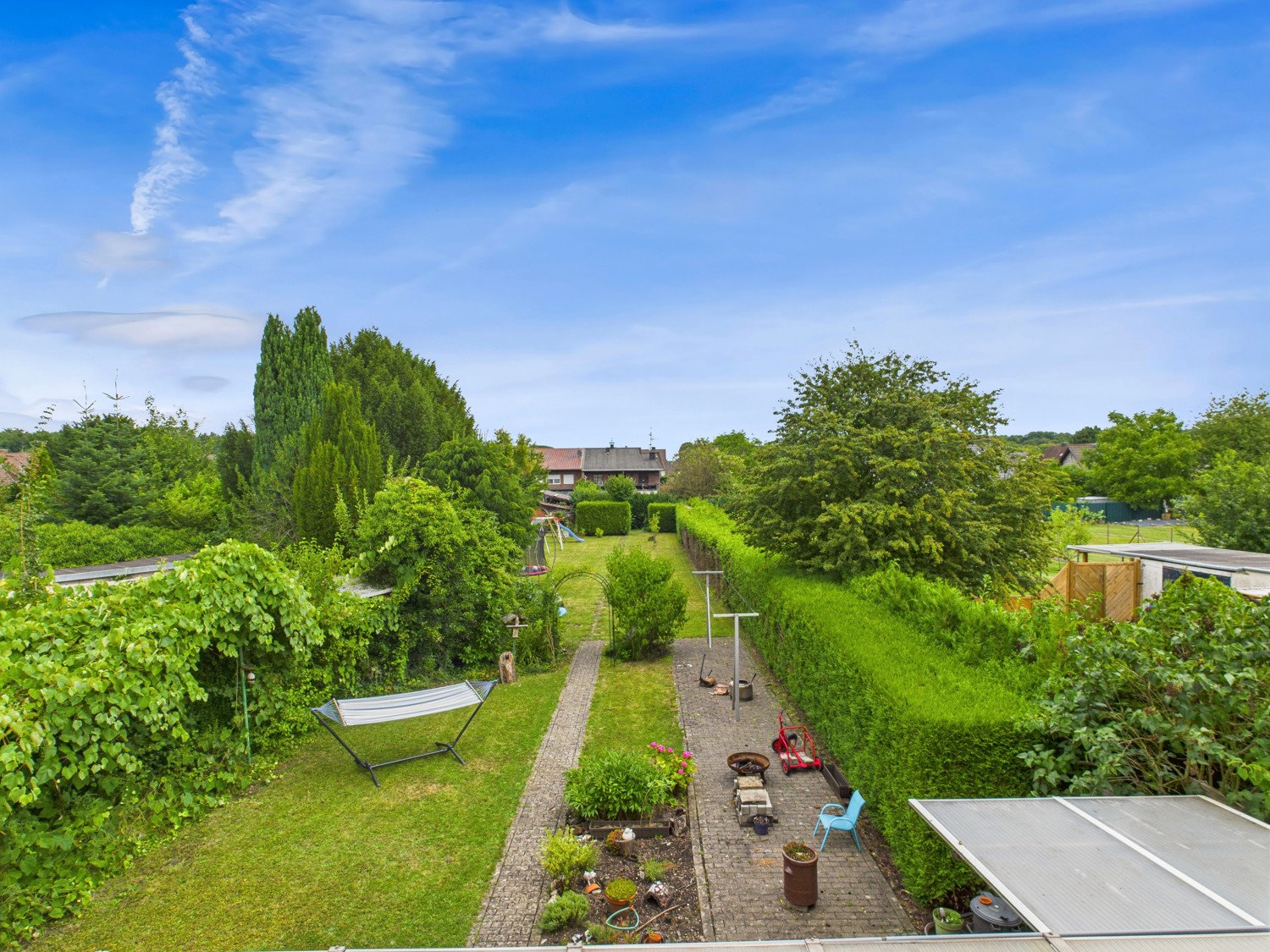 Blick vom Balkon in den Garten