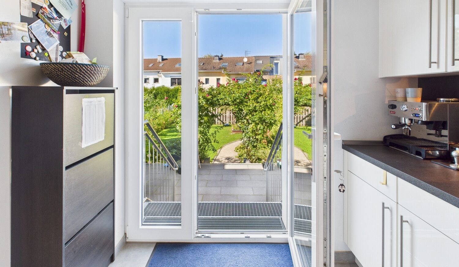Küche mit Zugang zur Terrasse