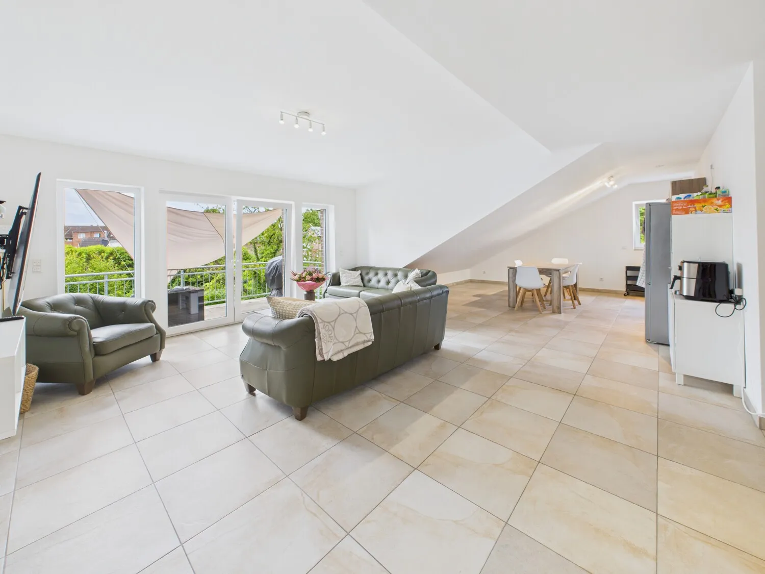 Moderne 4-Zimmer-Wohnung mit Balkon und zwei Stellplätzen in zentraler Lage von Pulheim