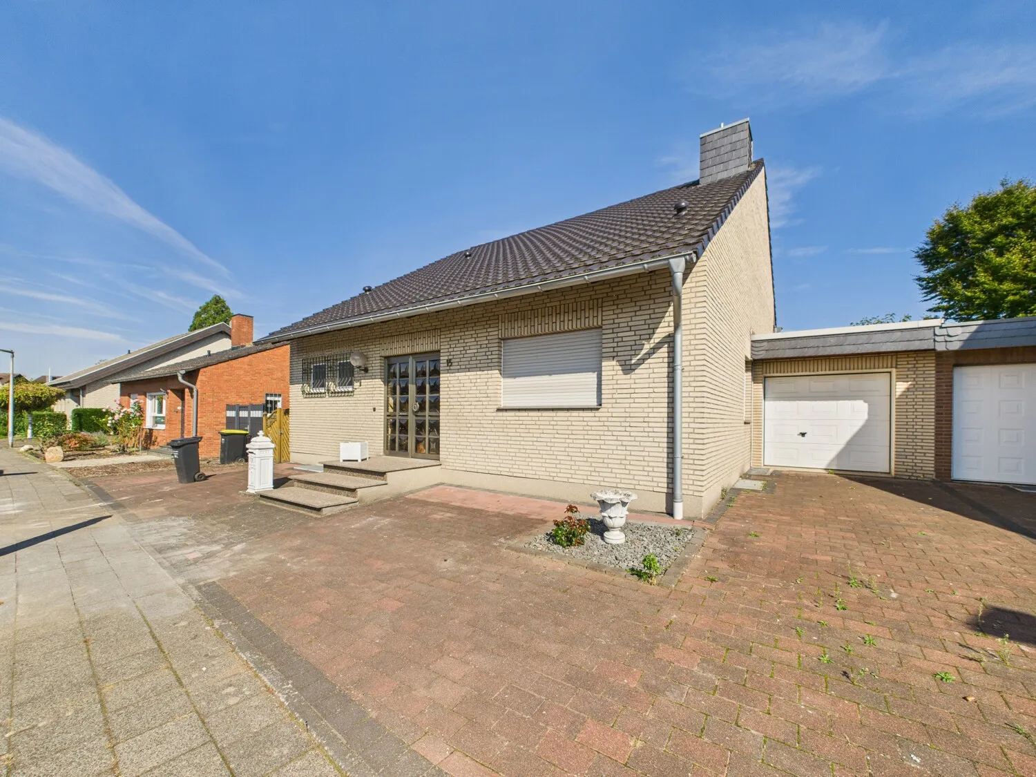 Zeitlose Eleganz in Split-Level-Bauweise – mit Kamin, Garage und Dachausbauoption