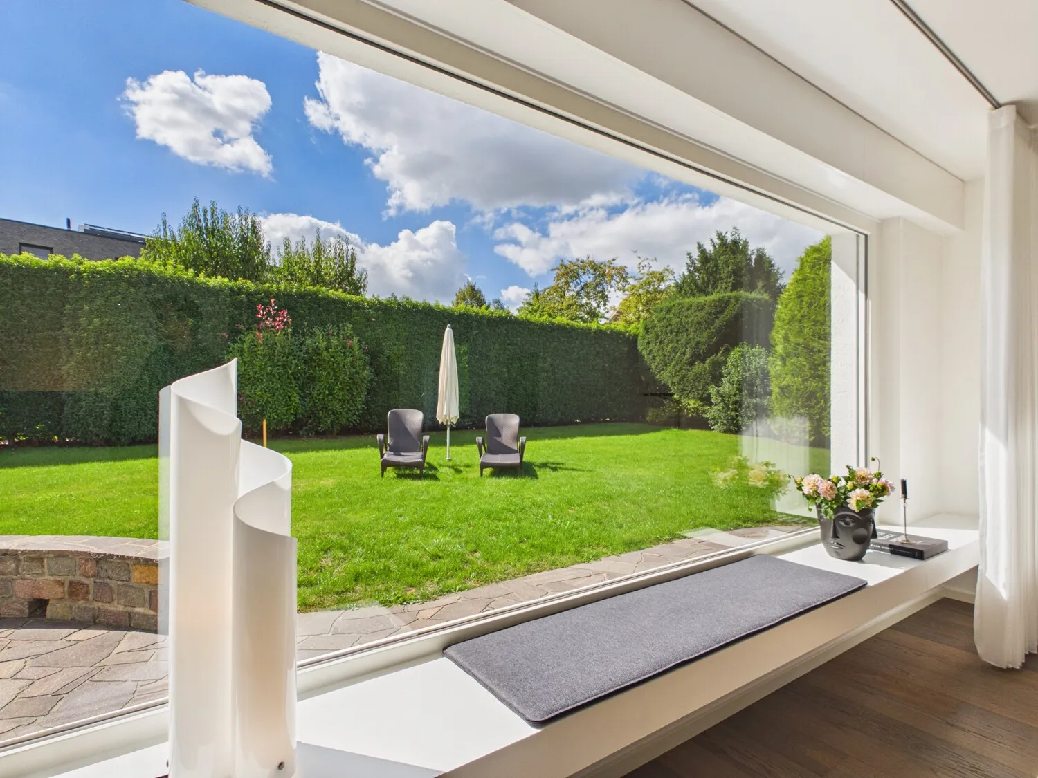 Wohnzimmerfensterfront mit Sitzbank