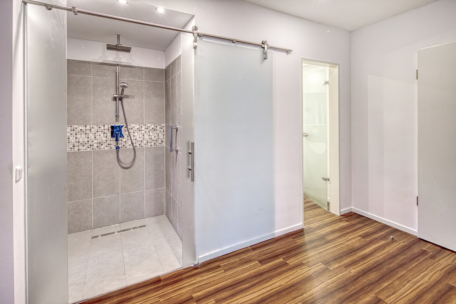 Wohnung 2 OG: Badezimmer & Dusche