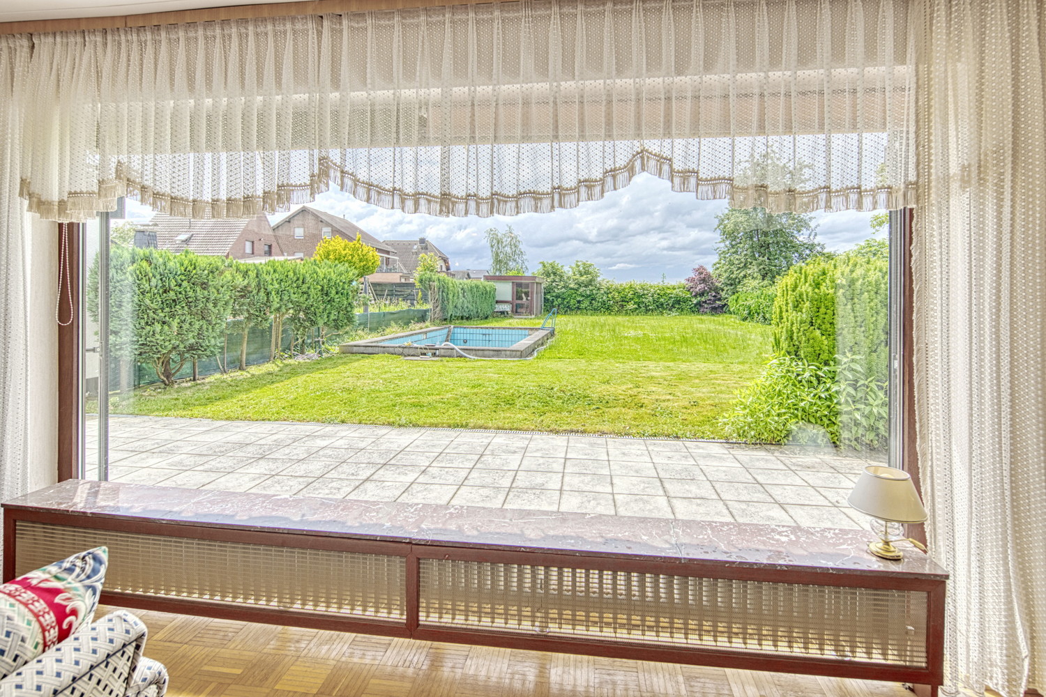 Blick in den Garten vom Wohnzimmer