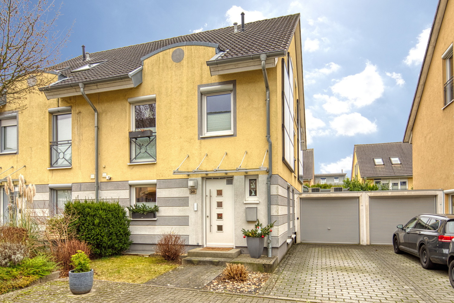 Familienfreundliche, moderne Doppelhaushälfte mit Stellplätzen und Garage