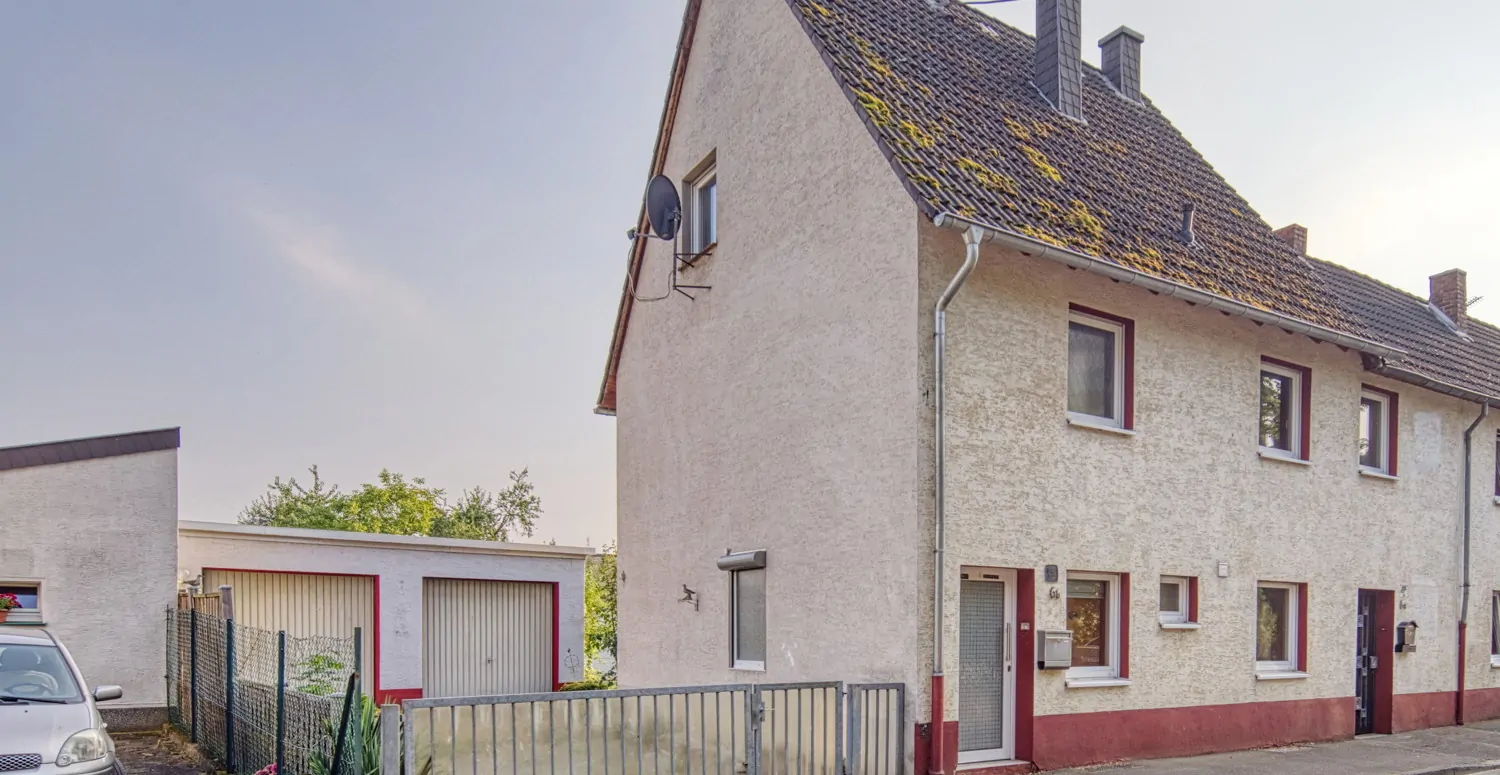 Außenansicht mit Garage