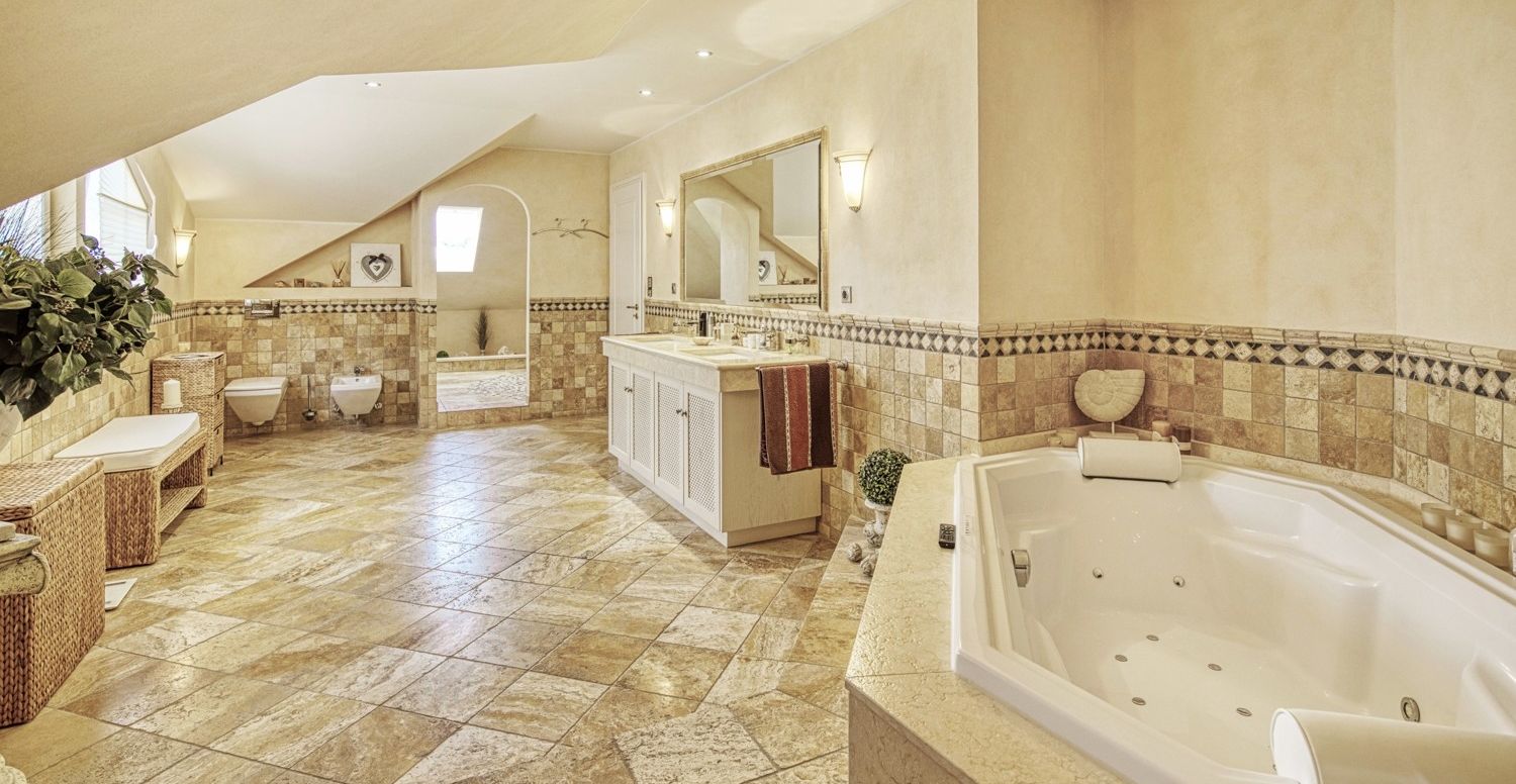 Badezimmer mit Whirlpoolwanne