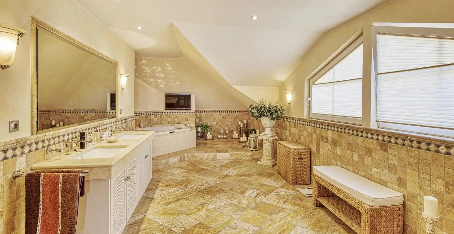 Badezimmer mit Whirlpoolwanne