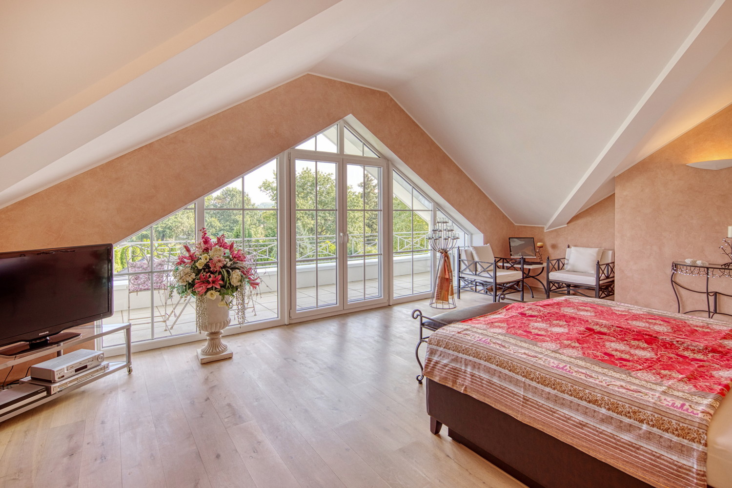 Schlafzimmer im Dachgeschoss mit Balkon