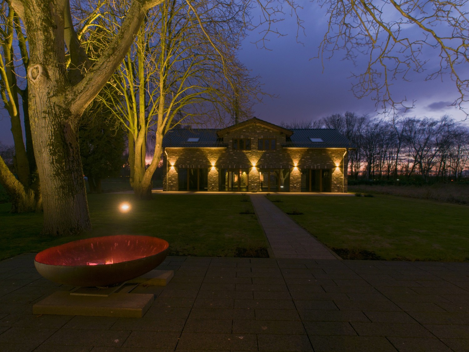 Gartenansicht aufs Haupthaus bei Abenddämmerung