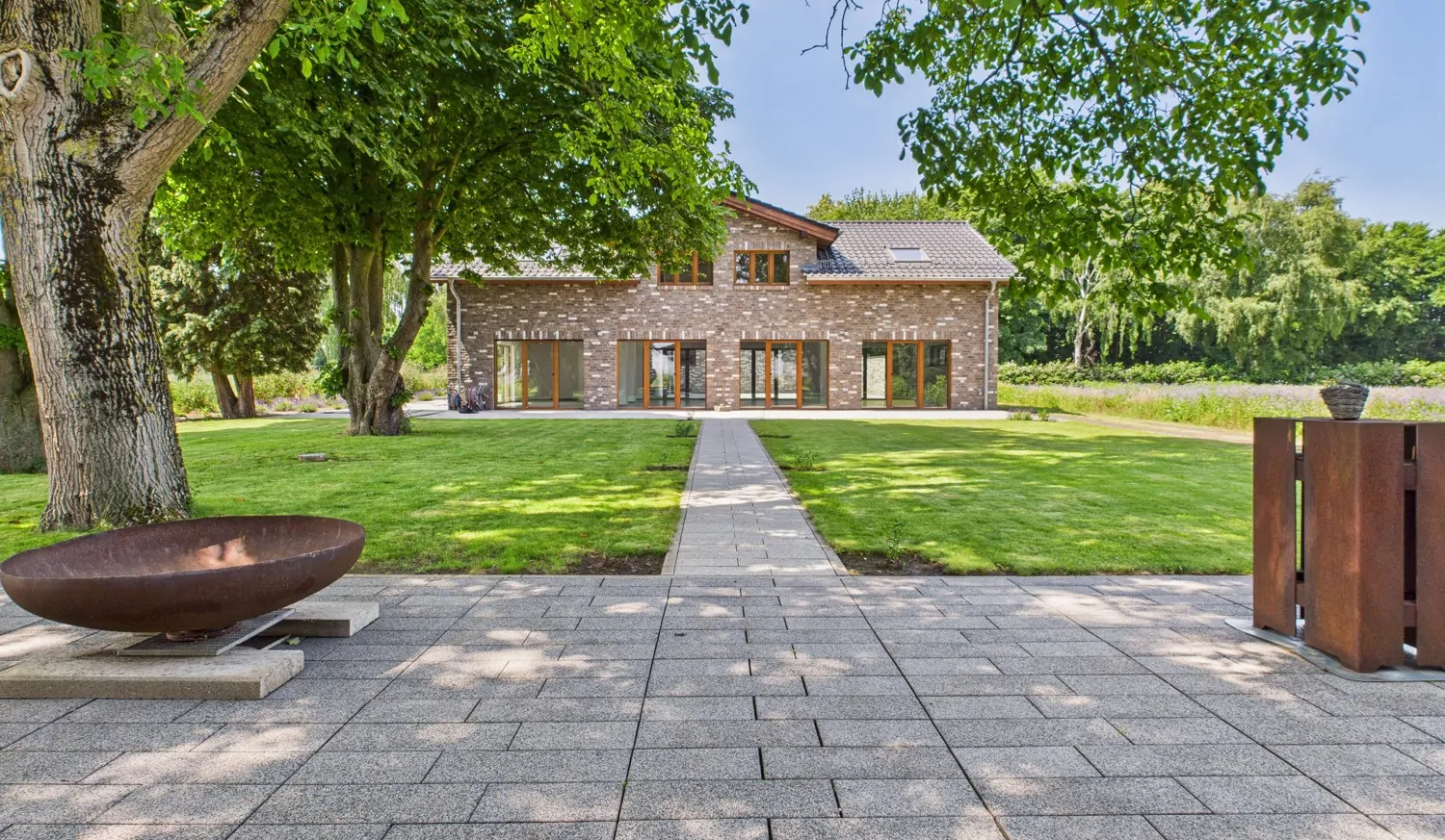 Blick vom Gästehaus auf das Haupthaus