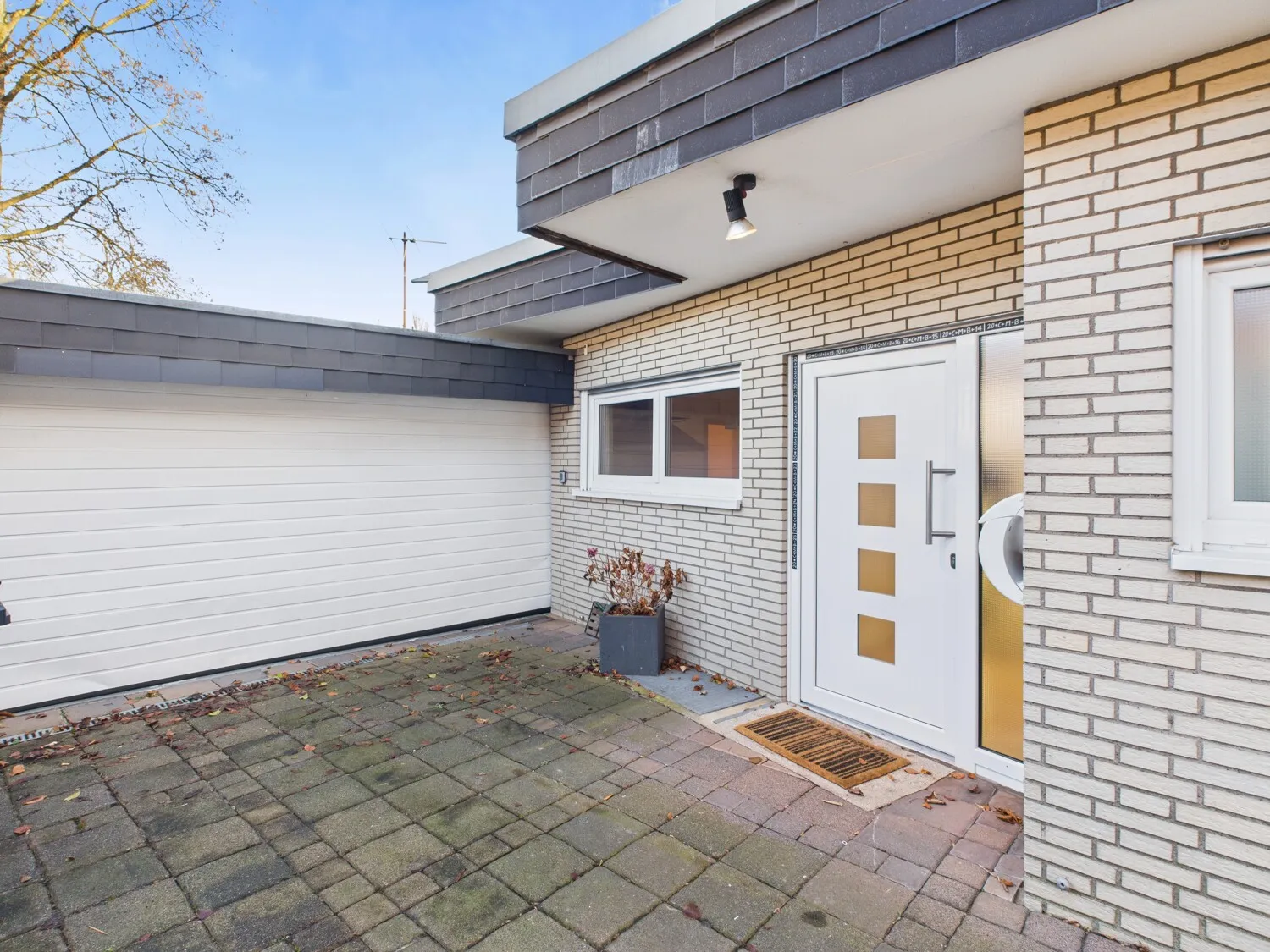 Hauseingang und Garage