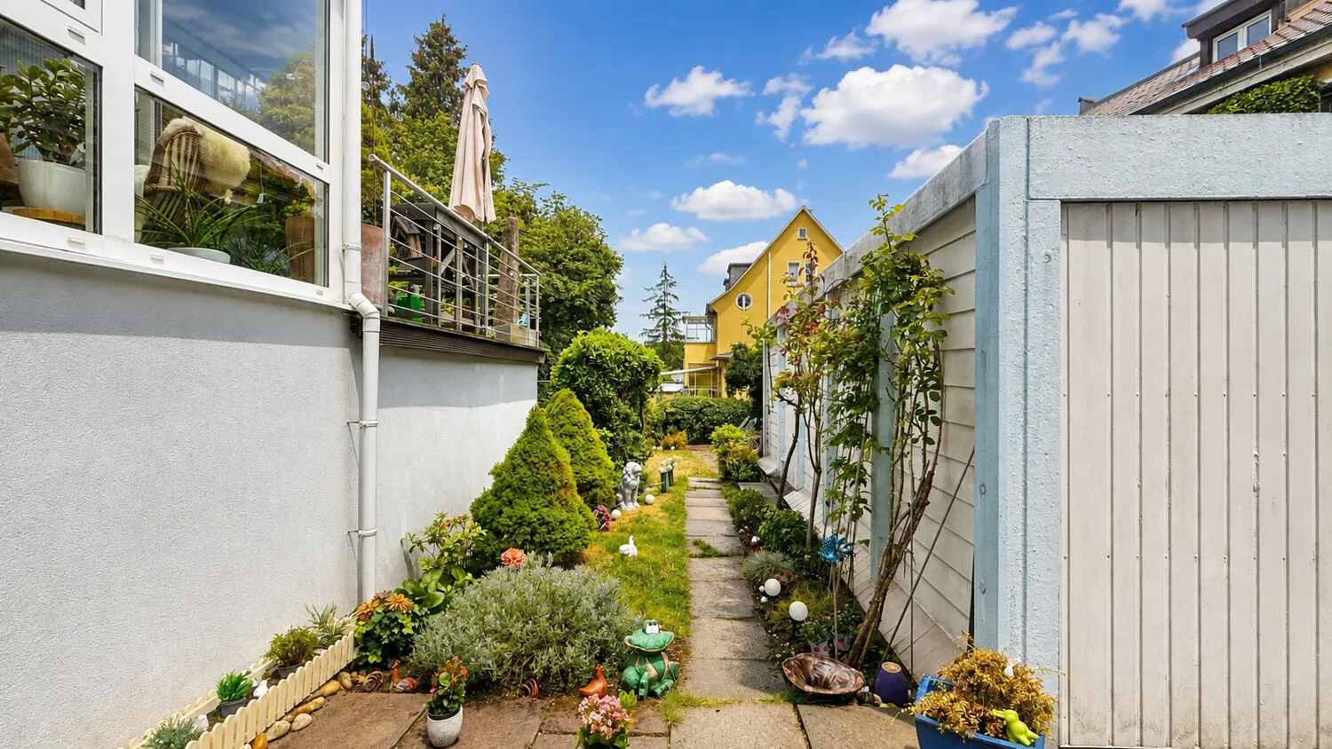Gartenzugang & Garagenansicht