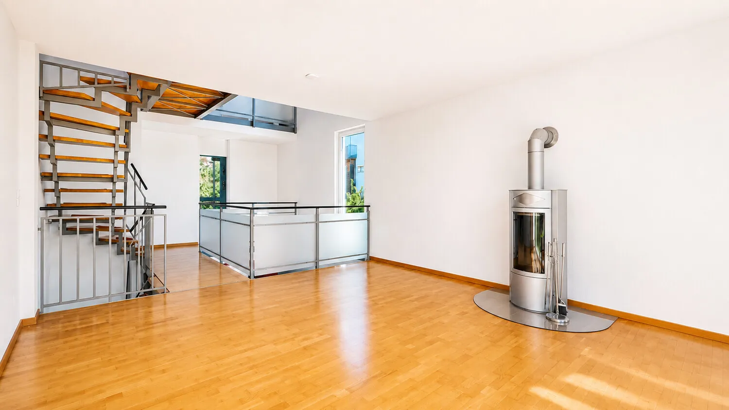 Offene Wohnebene mit Kamin