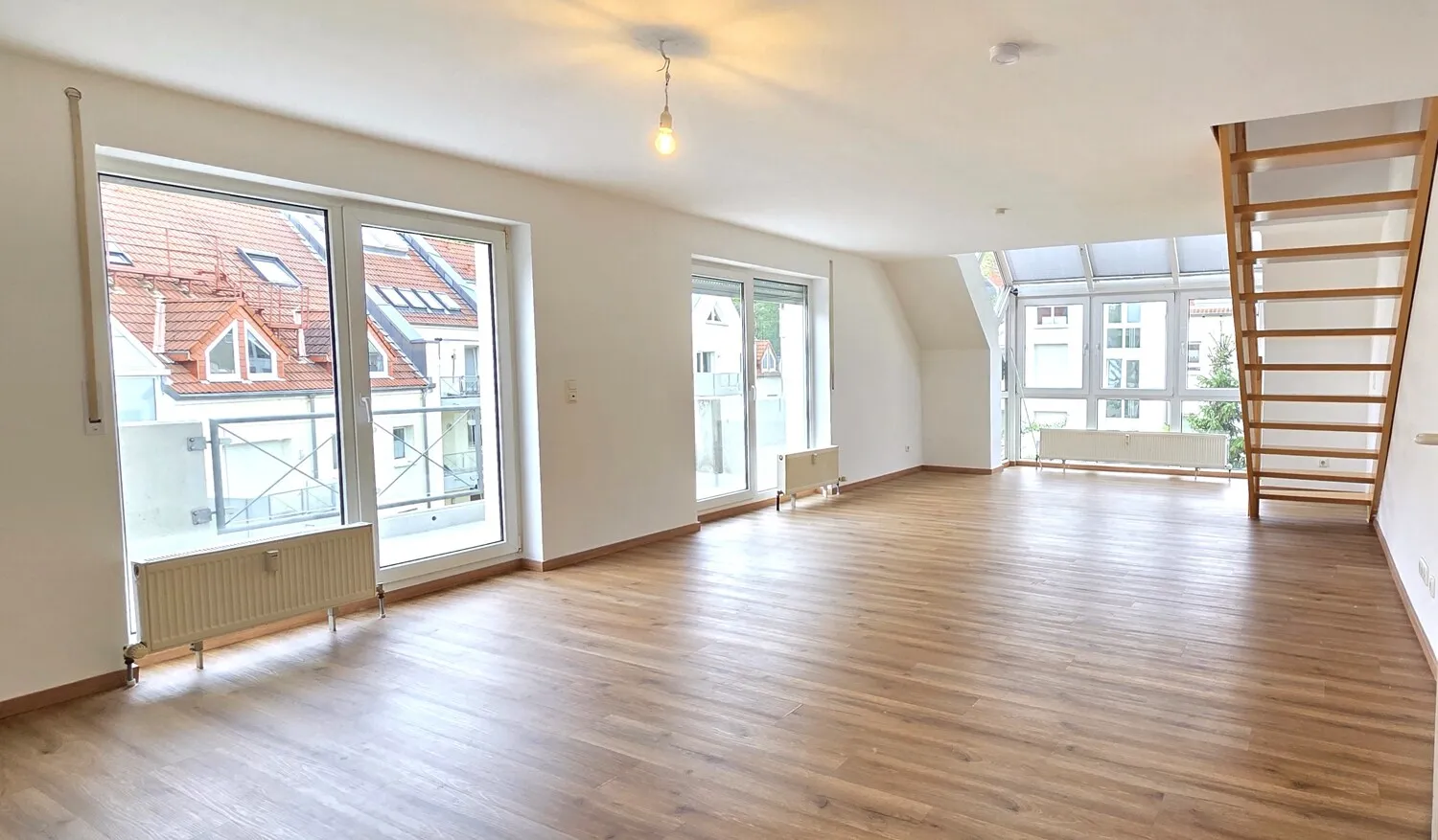 Wohnen mit Flair: Helle Maisonettewohnung mit Balkon und Stellplatz - Photo 2