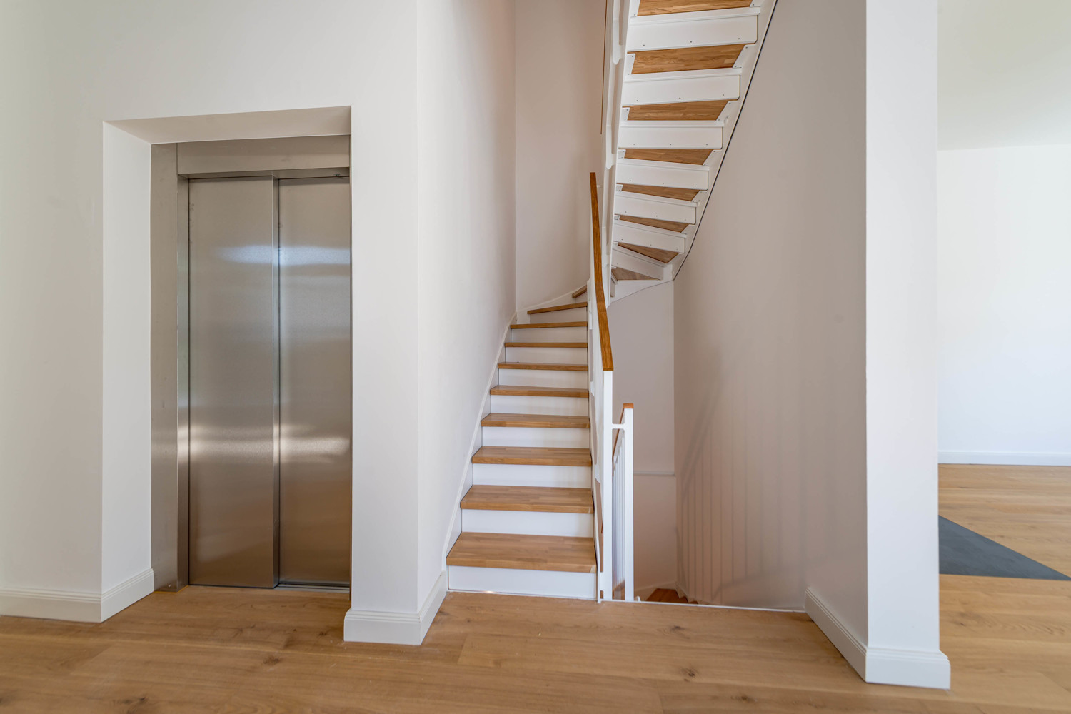 Lift und Treppe - EG