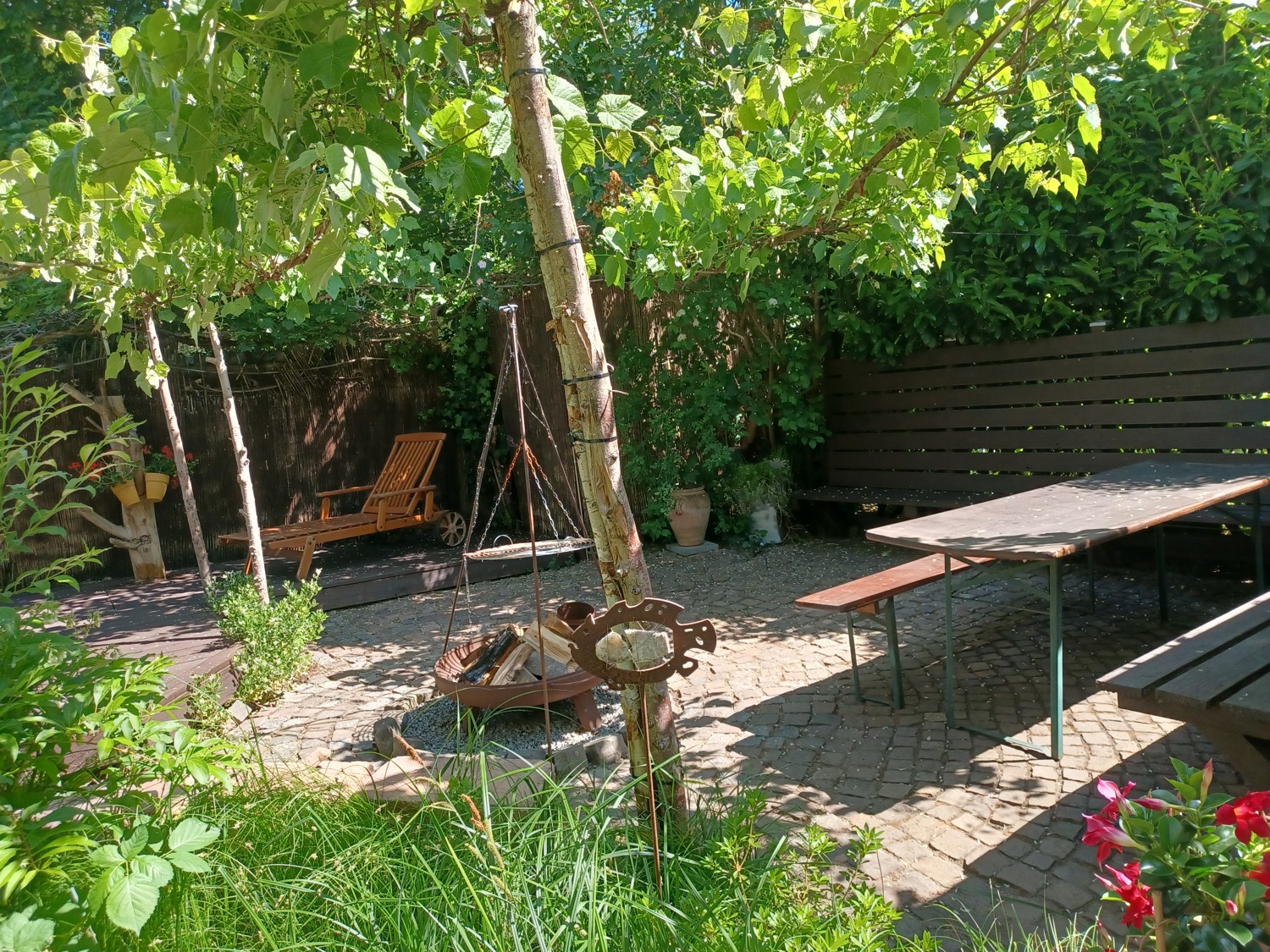 Sitzplatz mit Feuerstelle - hinterer Gartenbereich