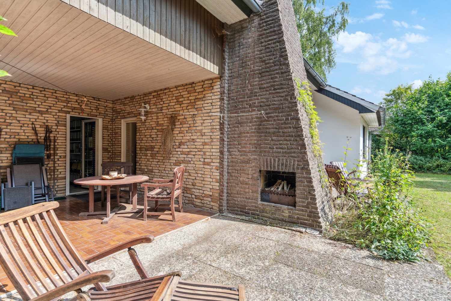 Terrasse mit Kamin