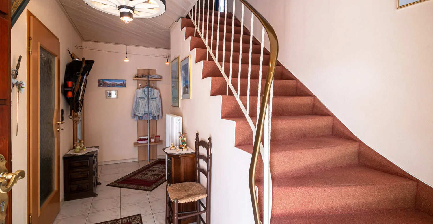 Flur Erdgeschoss mit Treppenaufgang