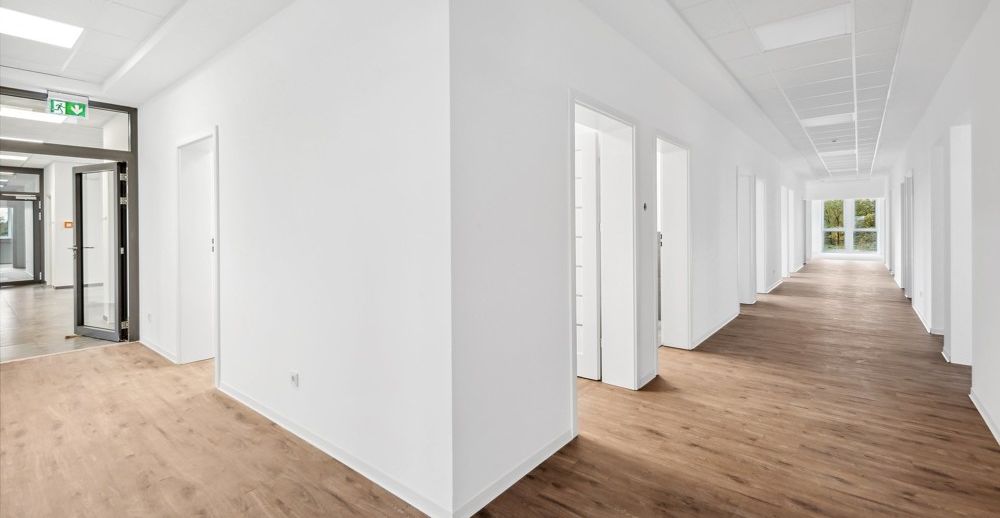 Flur Blickrichtung Büro und Treppenhaus