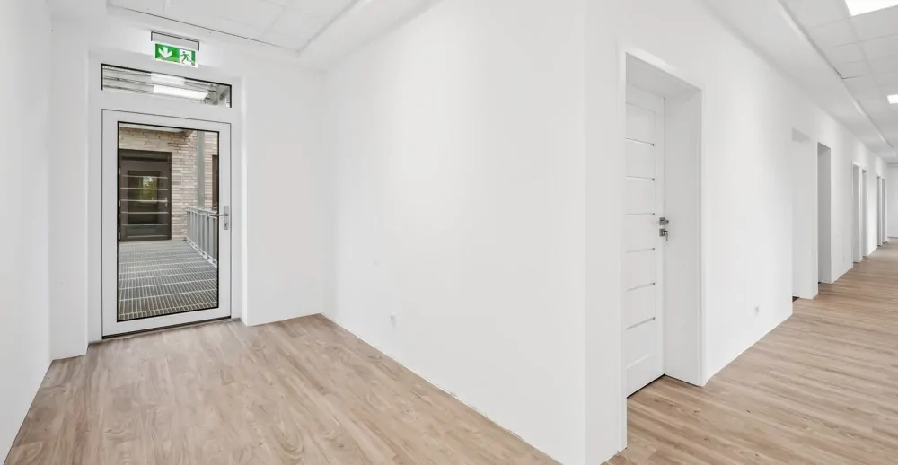 Flur mit Zugang zum Notausgang
