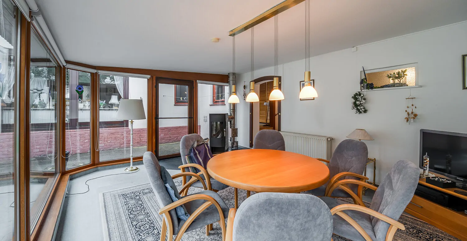 Wintergarten mit Kaminofen