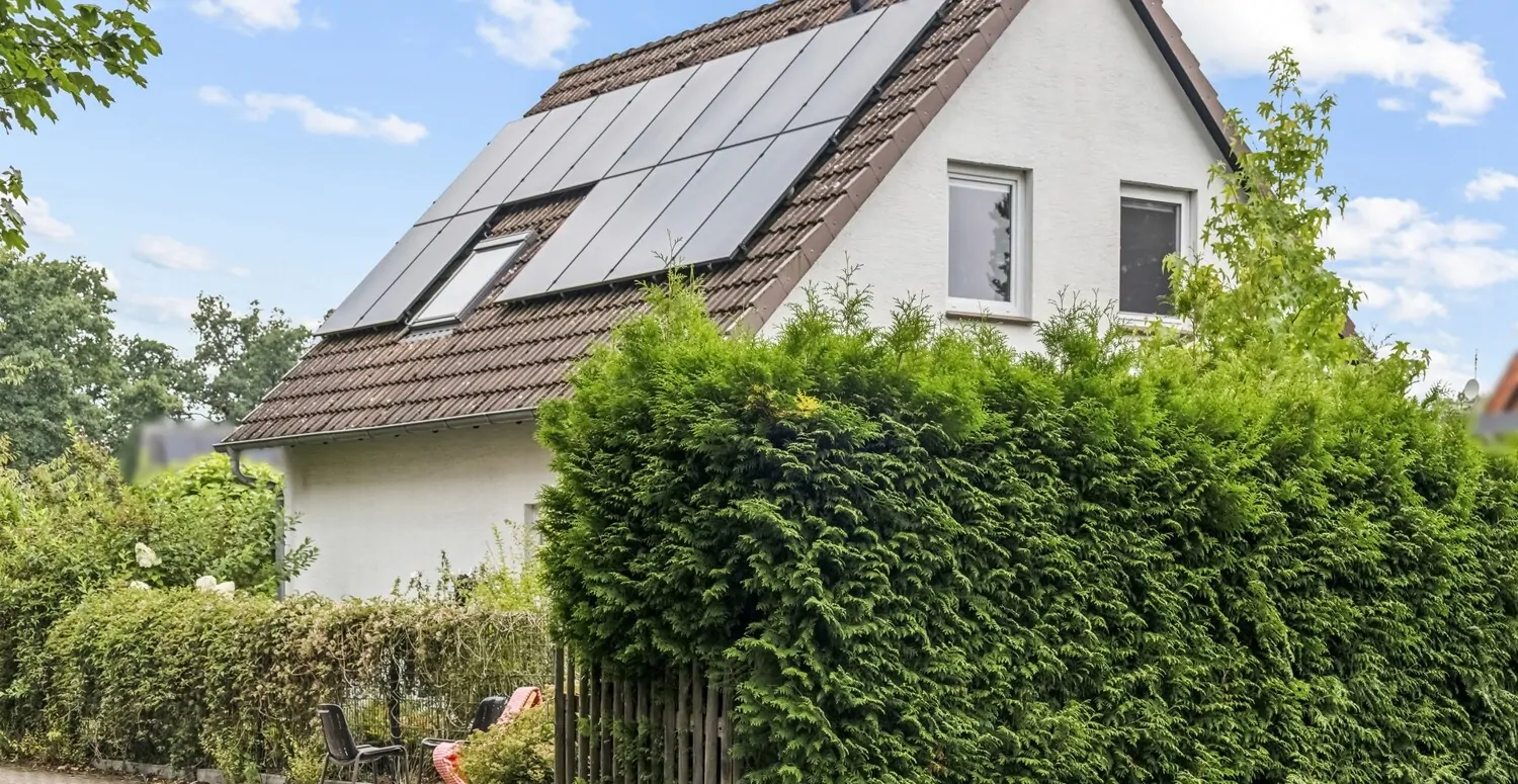Seitenansicht mit PV-Anlage