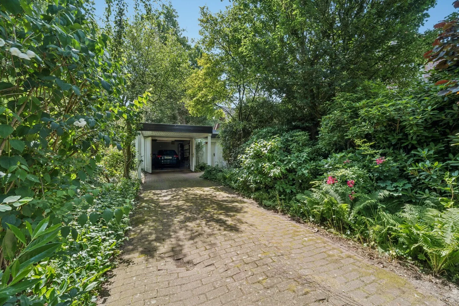 Garage und Carport mit Anbau