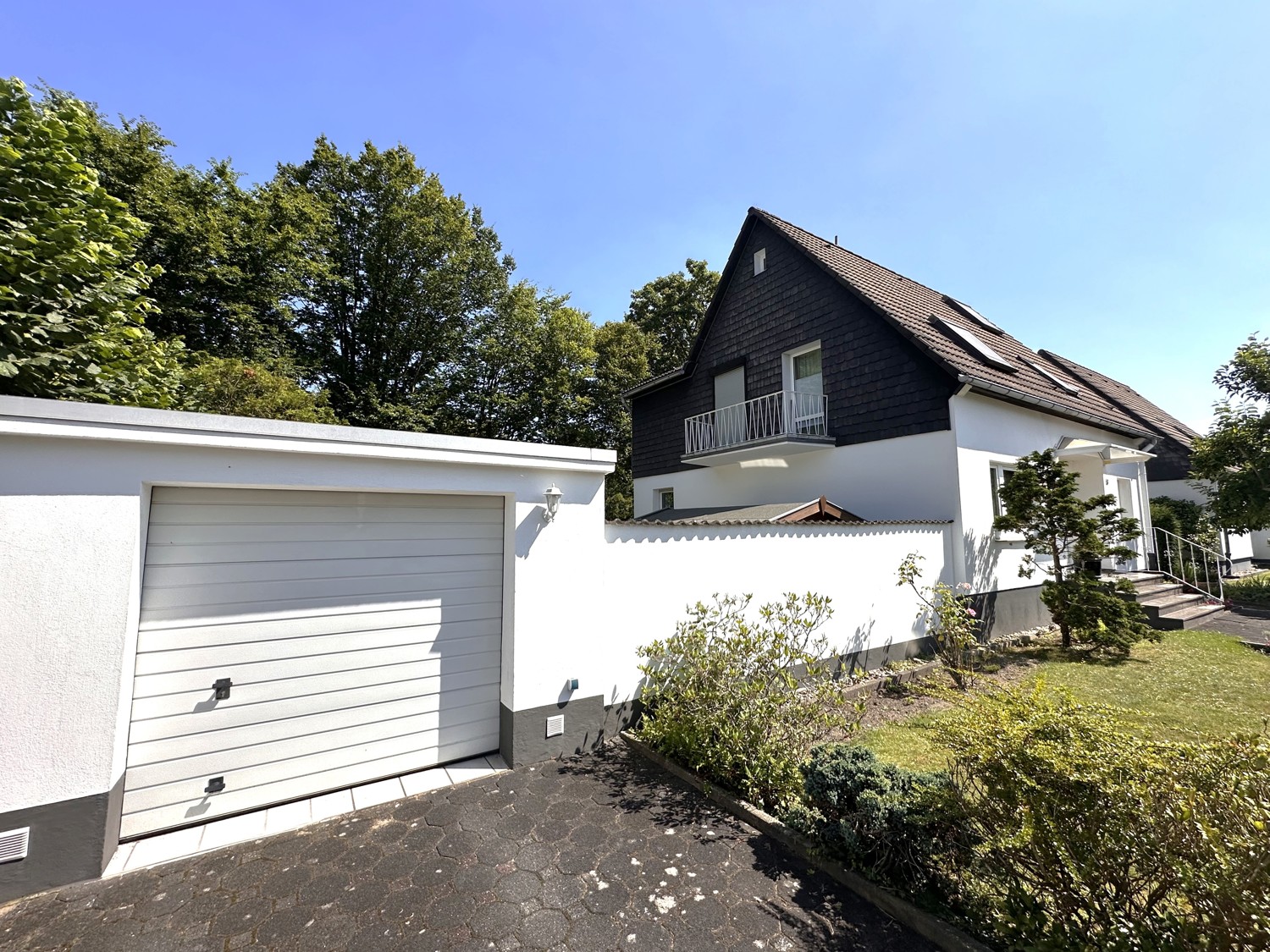 Garage und Haus