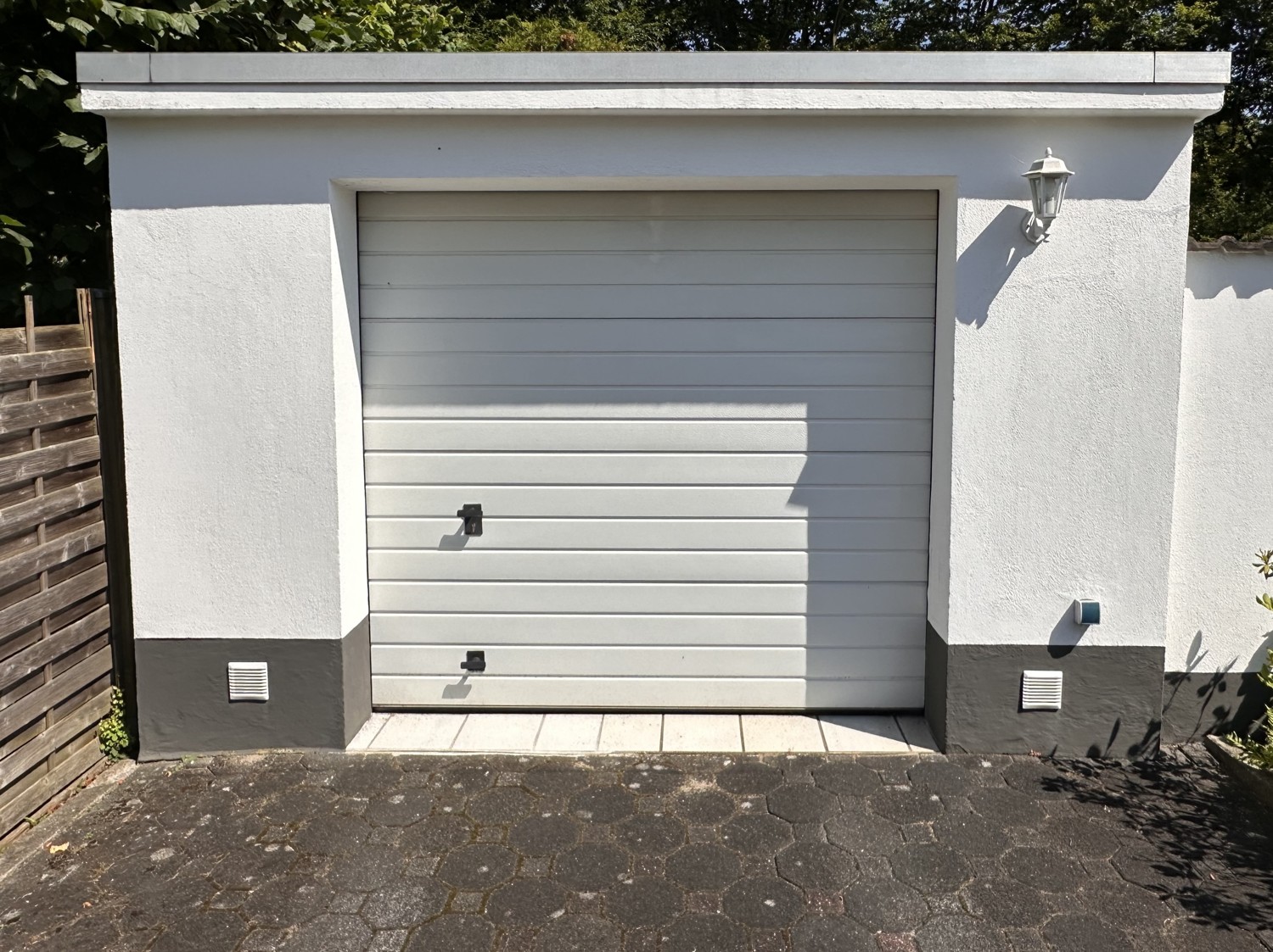 Garage mit Gartenzugang