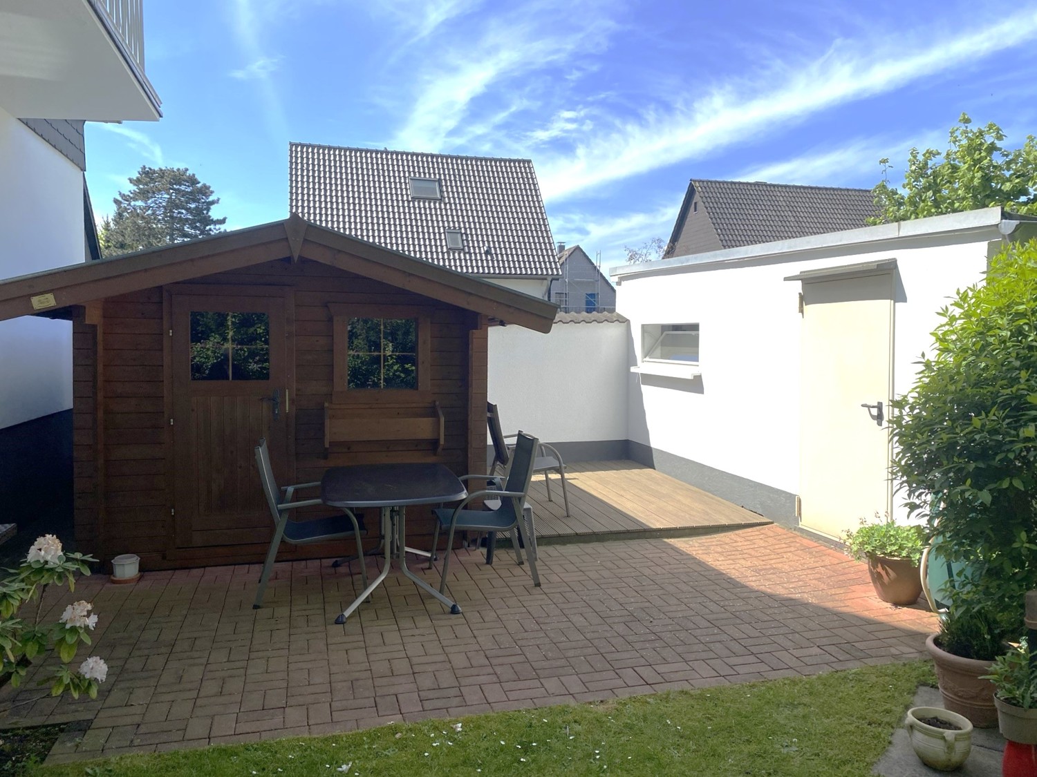 Gartenhaus und Garage