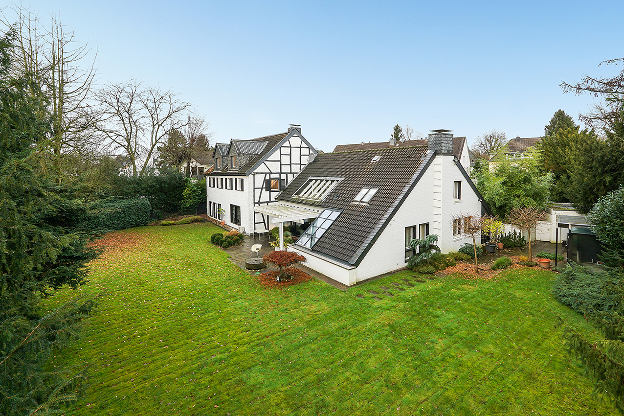 Blick aus dem Garten auf Wohnhaus und Altbau