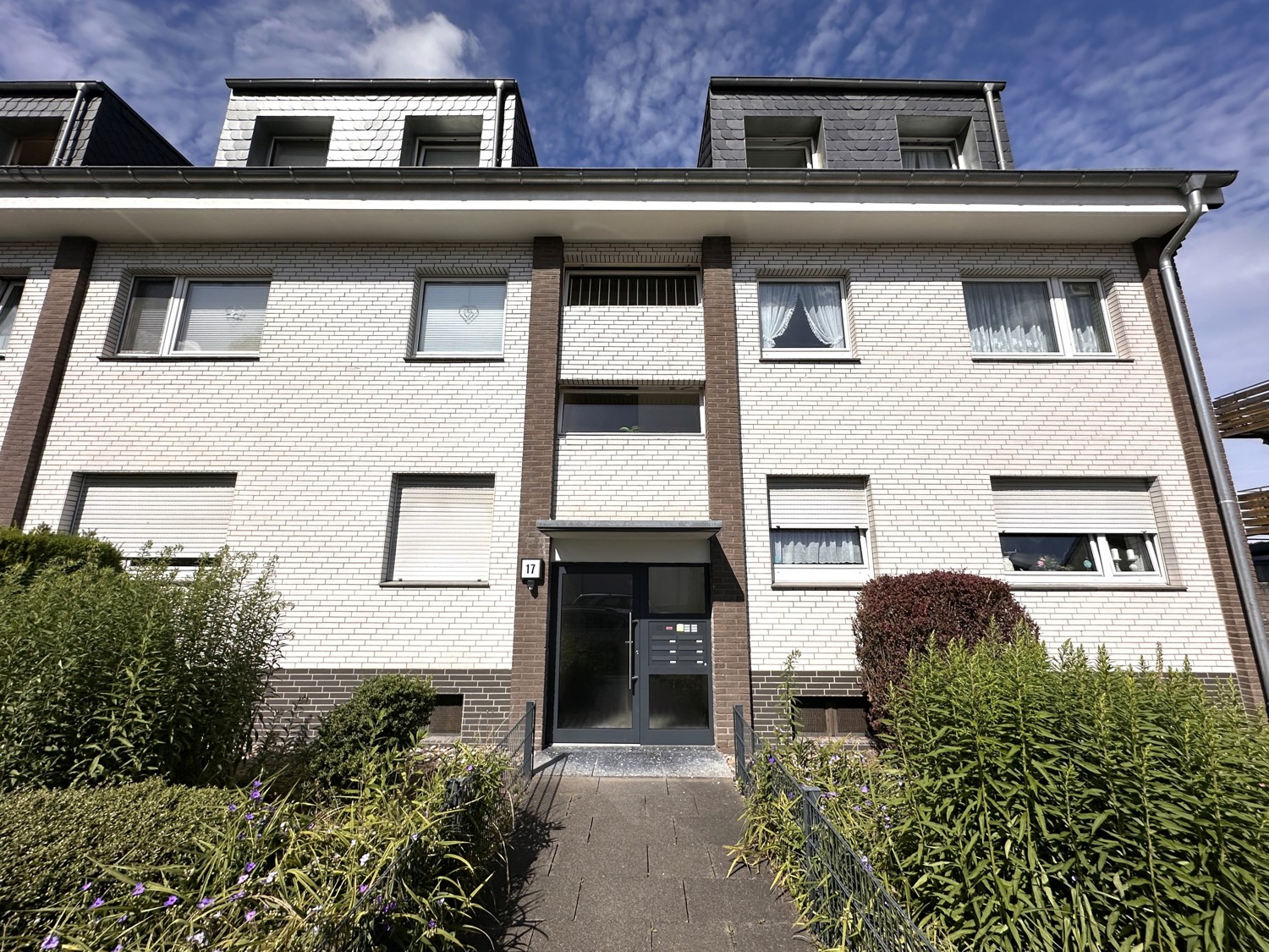 Gepflegte 3-Zimmer-Wohnung mit West-Balkon und Einzelgaragenplatz in guter Lage