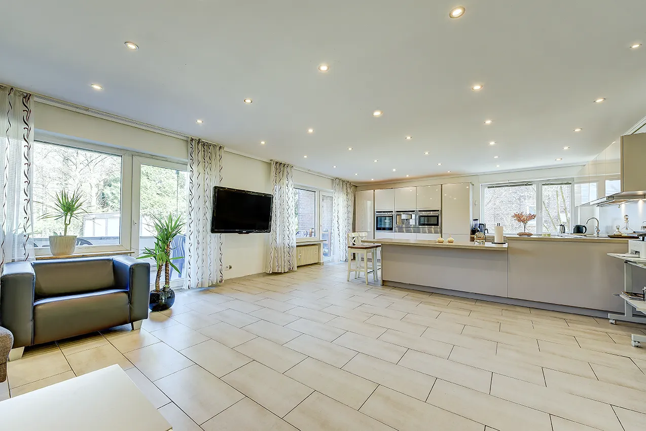 Wohnzimmer und Esszimmer mit offener Küche