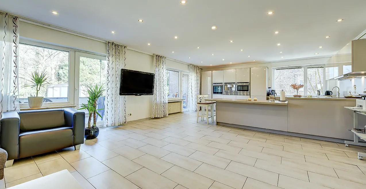 Wohnzimmer und Esszimmer mit offener Küche