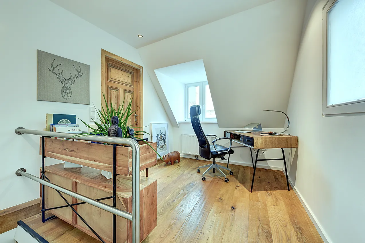 Treppenaufgang / Arbeitsplatz im Dachgeschoss