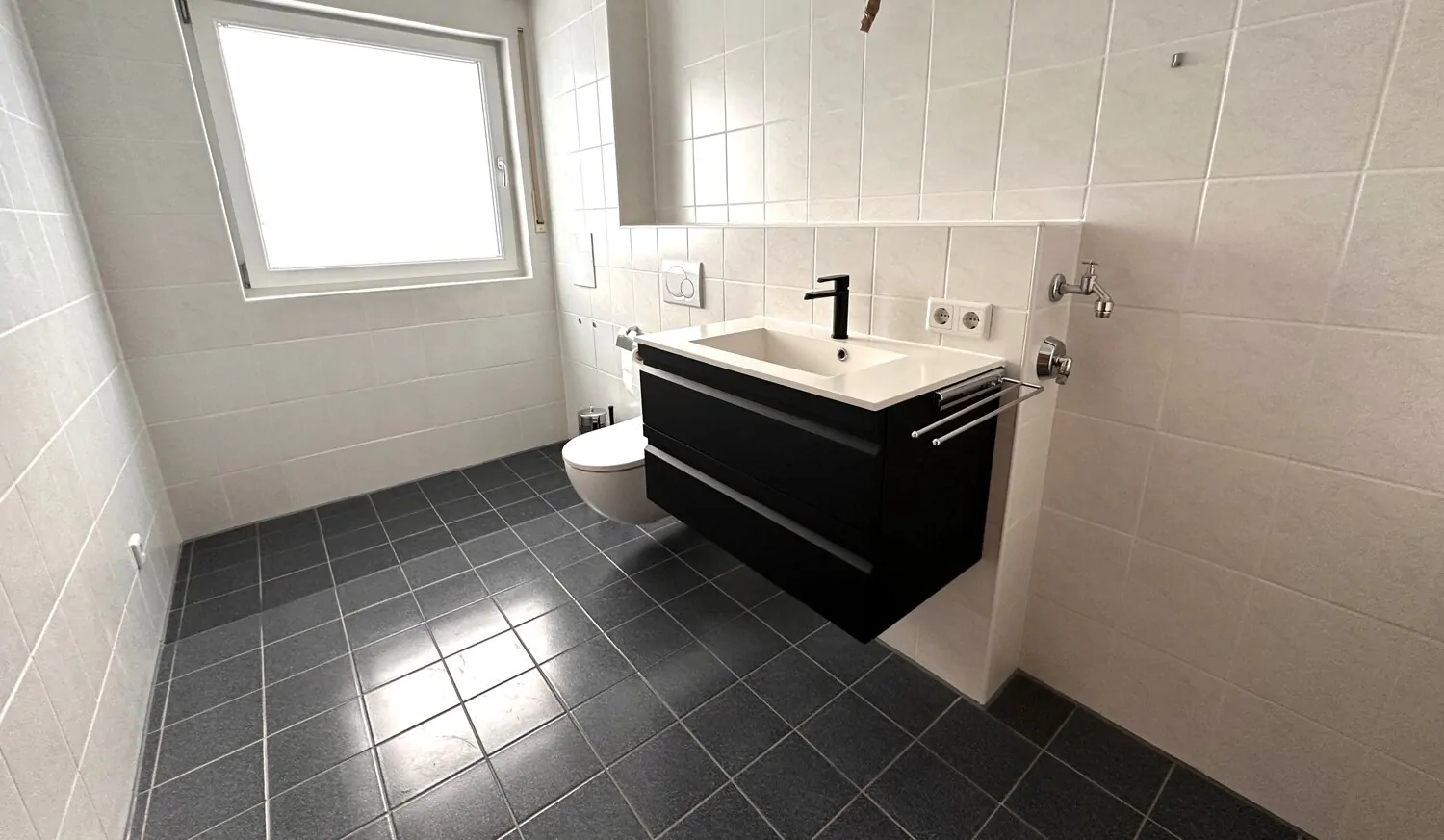 Badezimmer mit Waschmaschinenplatz