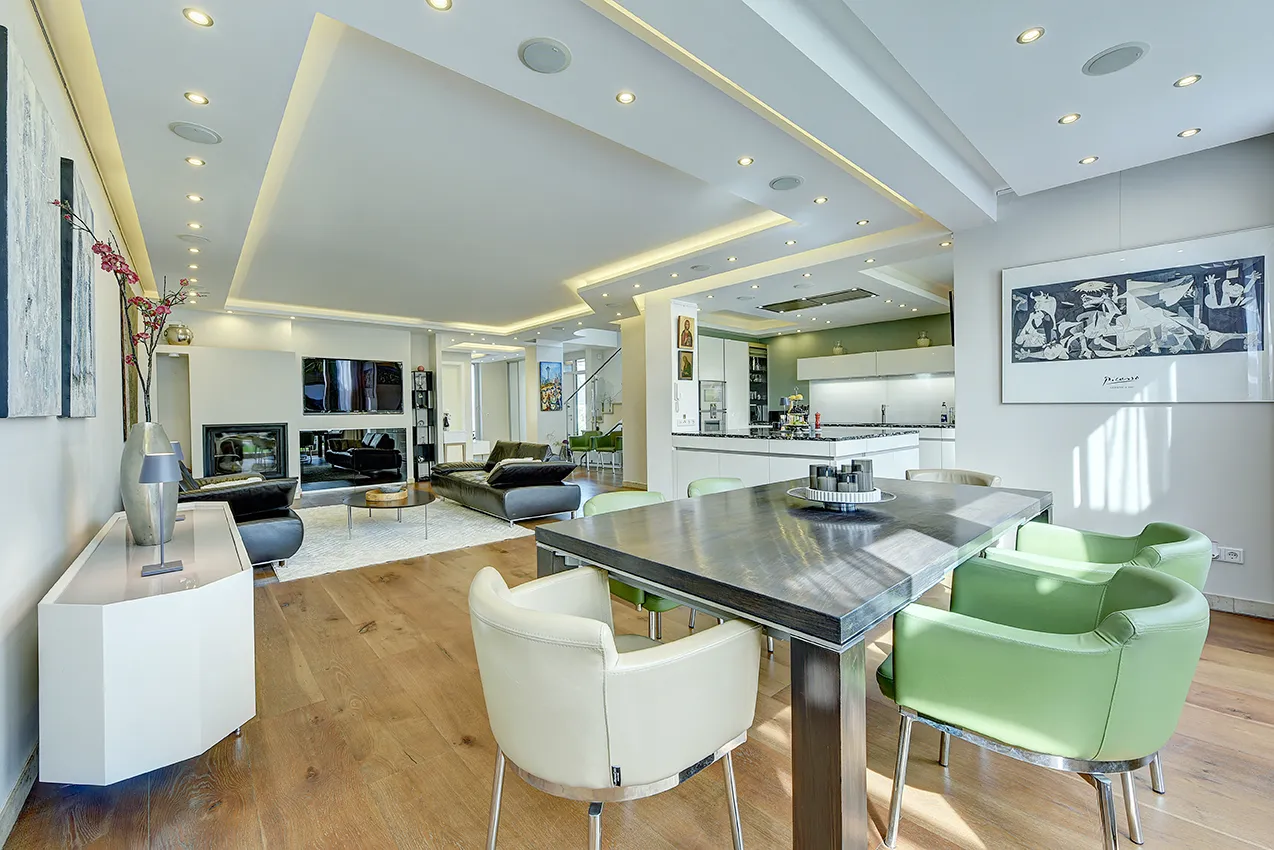 Essbereich mit Wohnzimmer und Küche