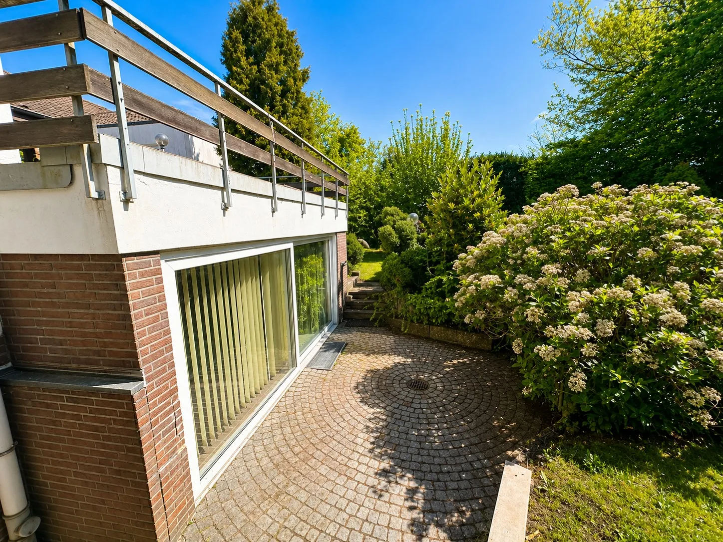Terrasse vor dem Wellnessbereich