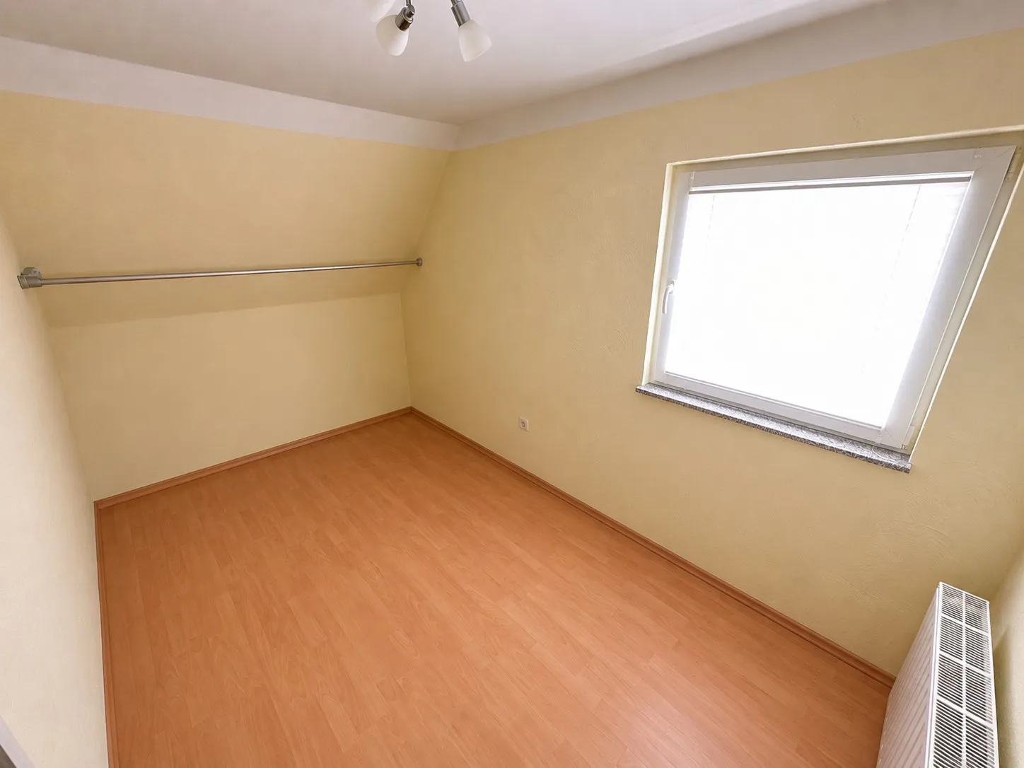 Kleines Schlaf- oder Ankleidezimmer