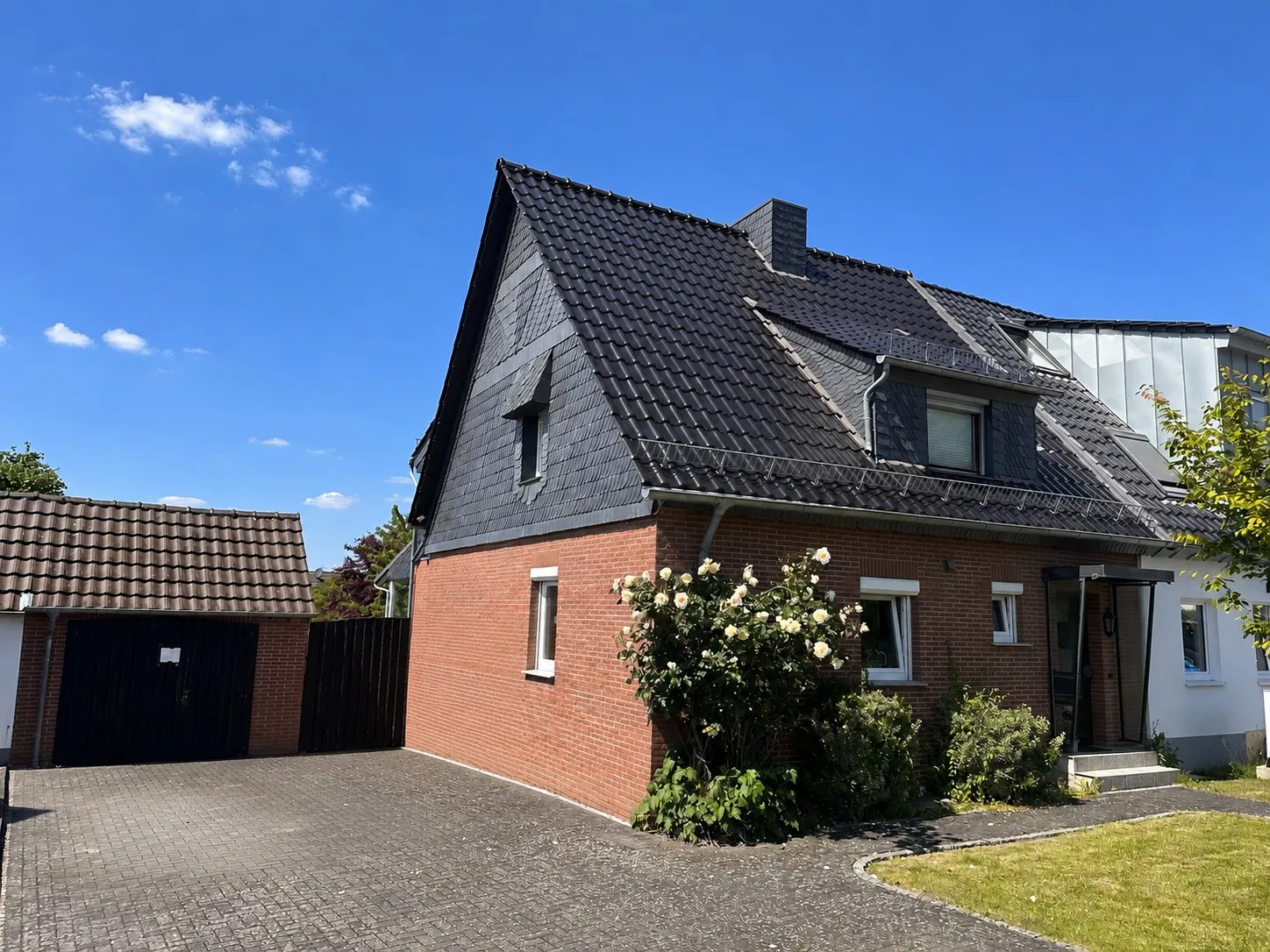 Vorderseite und Parkbereich