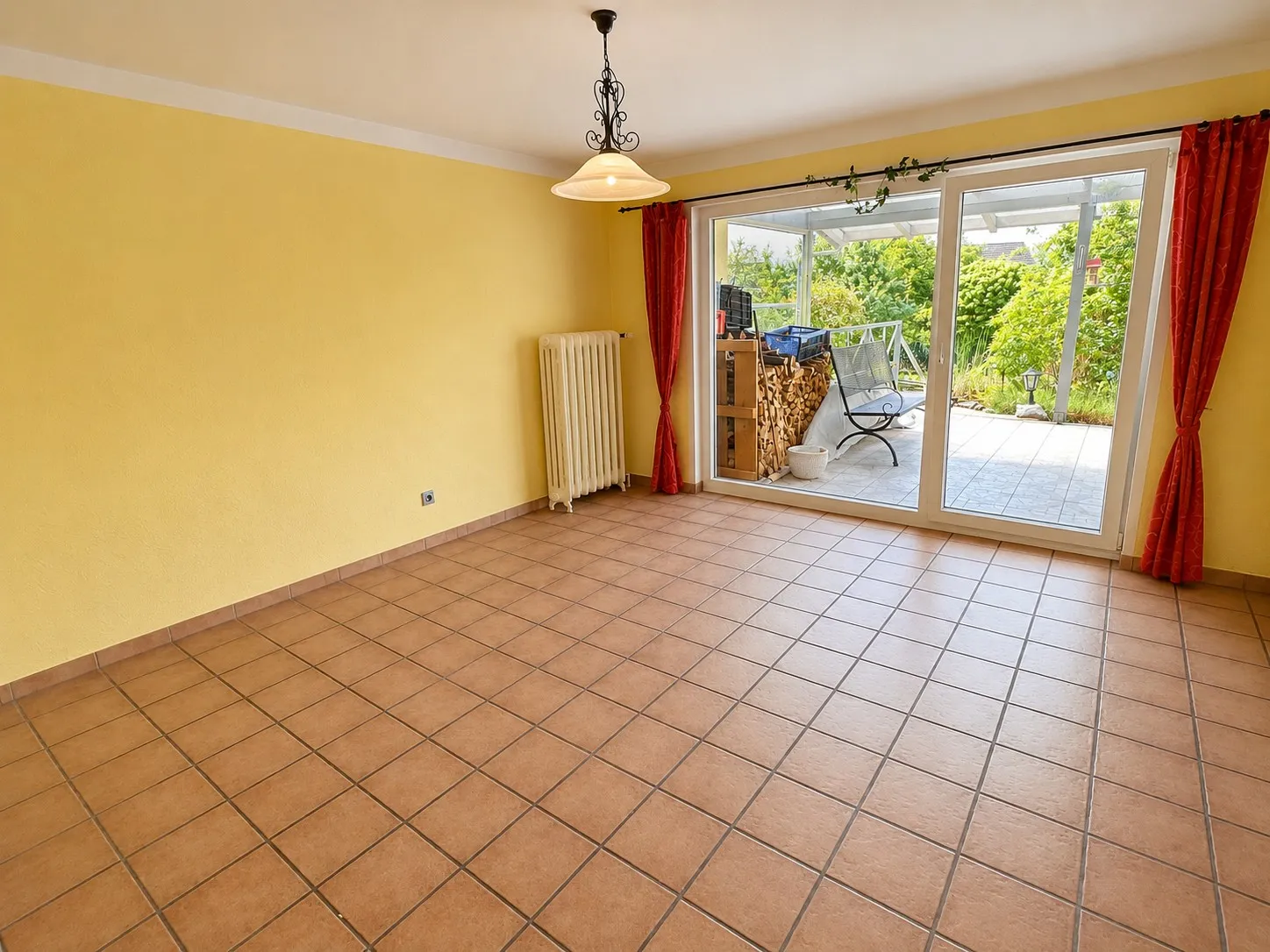Esszimmerbereich mit Terrassenausgang