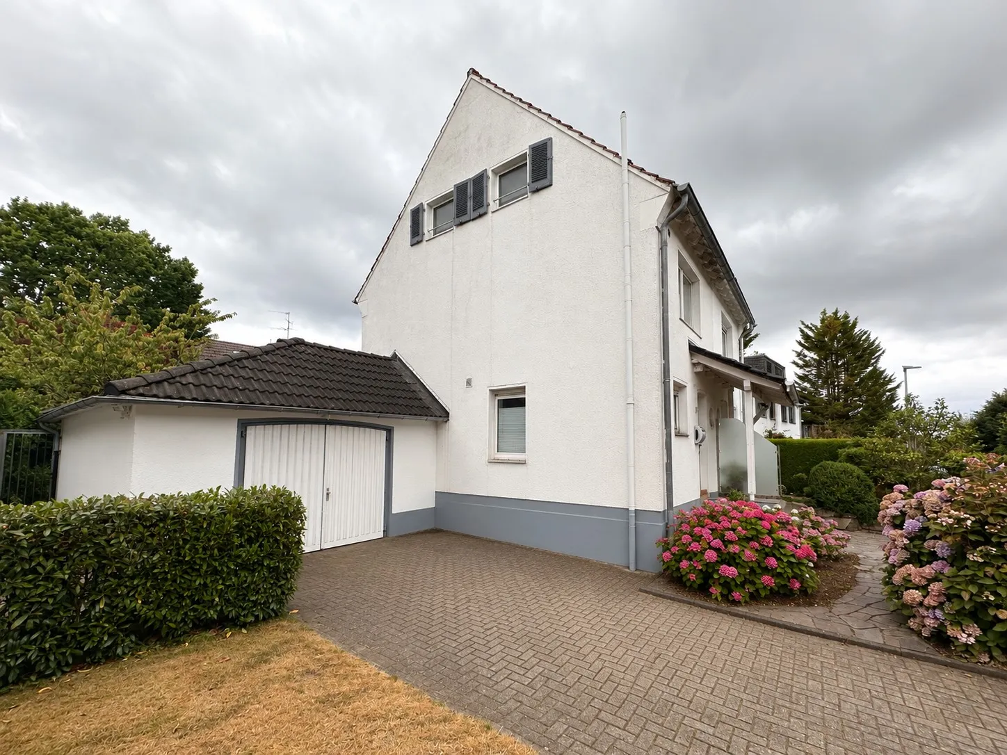 Seitenansicht mit Garagenhaus